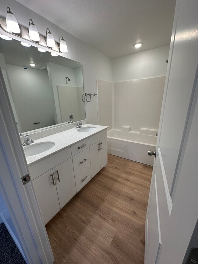 Building Photo - 33 N 460 W