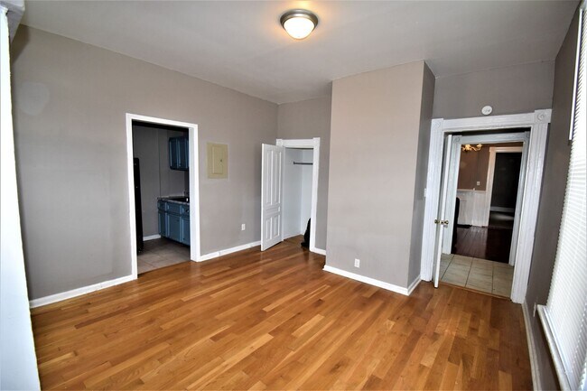 Building Photo - 123 Marion St