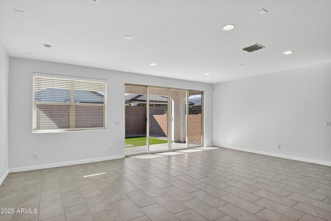 Building Photo - 2555 W Sunland Ave