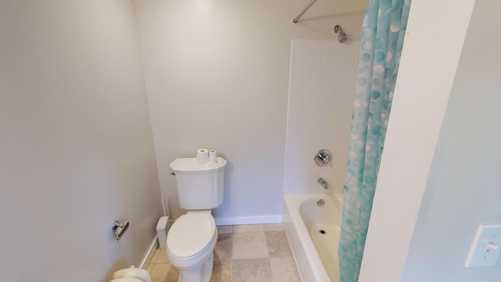 Building Photo - 2371 SW Montgomery Dr