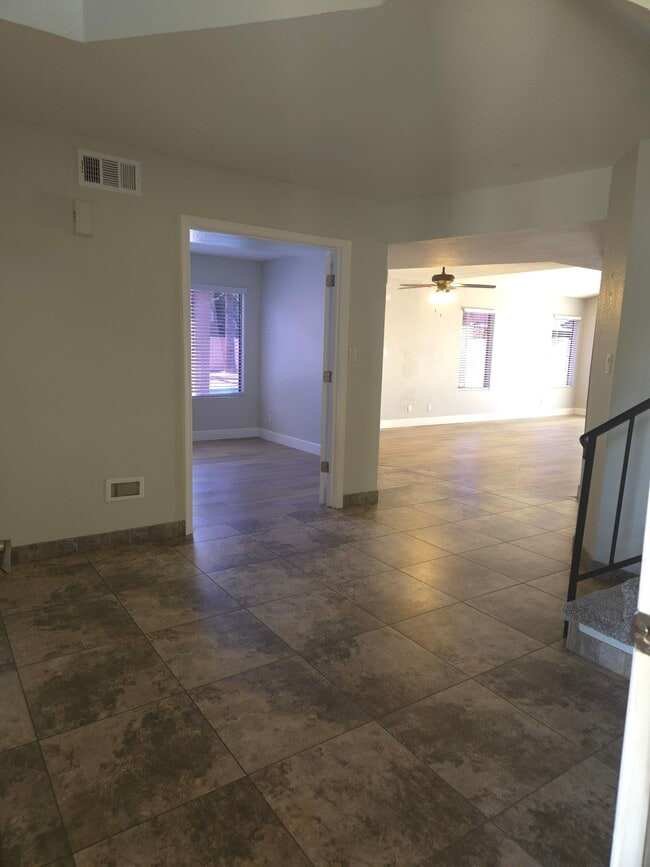 Building Photo - 10032 W Sells Dr