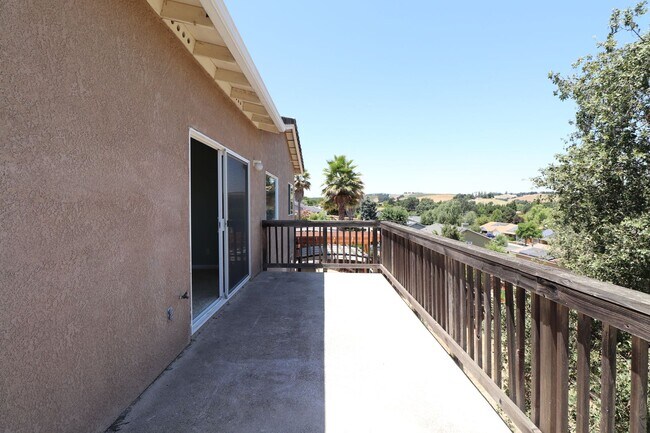 Building Photo - Beautiful Templeton Home