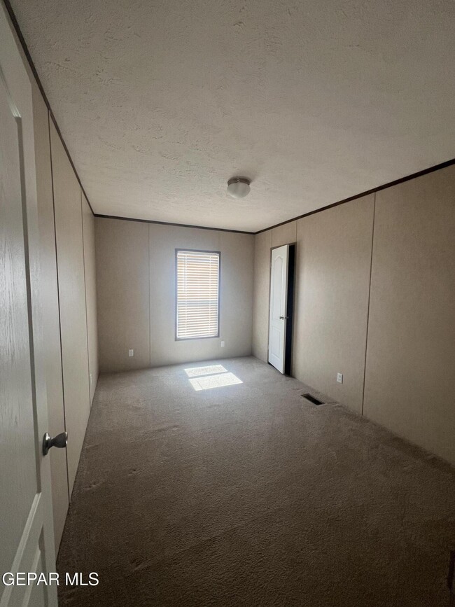 Building Photo - 284 E Wicker Rd