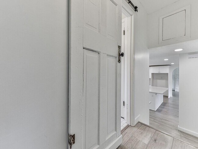 Building Photo - 421 Creek Valley Dr