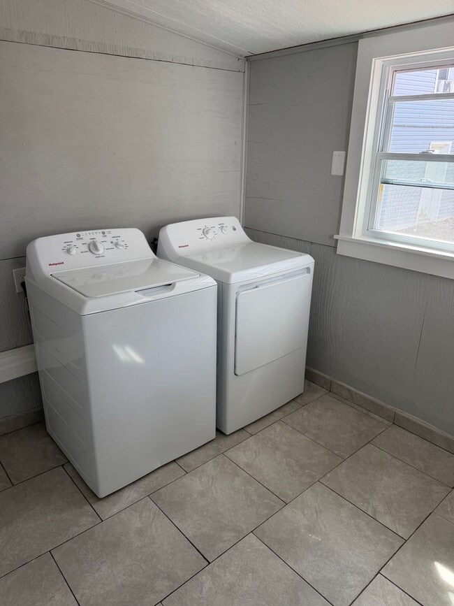 Building Photo - Newly Renovated 3 Bedroom, 2 Bath! Ready for Move-In!!!!