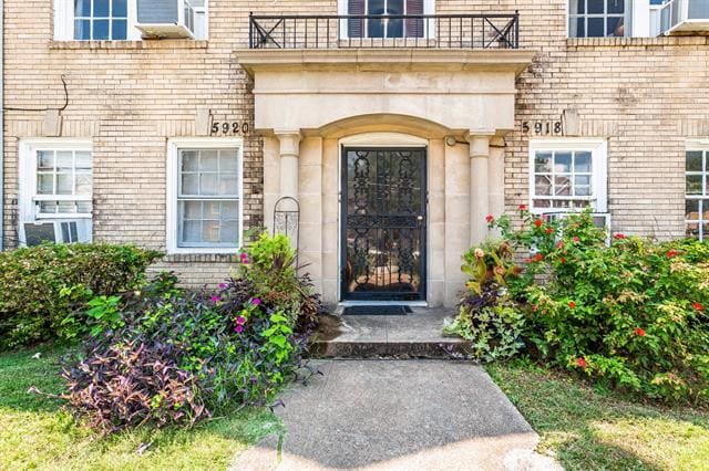 Building Photo - 5918 La Vista Dr