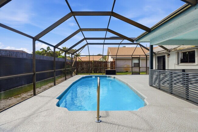 Building Photo - 9284 Laurel Green Dr