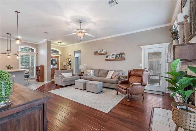 Building Photo - Beautiful 3 Bed, 2 Bath in Castlegate