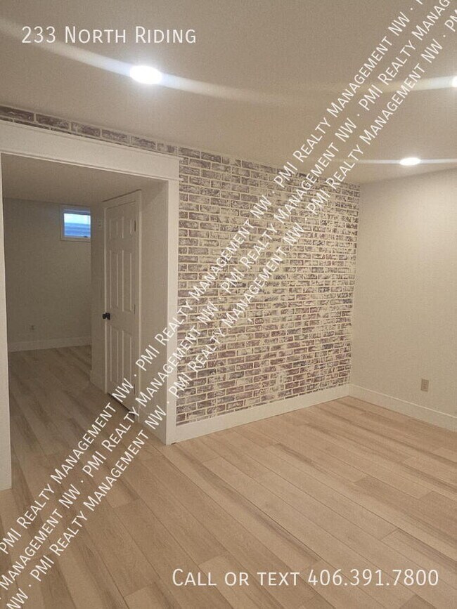 Building Photo - 233 North Riding-