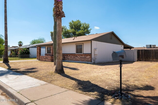 Building Photo - 964 W Hackamore St