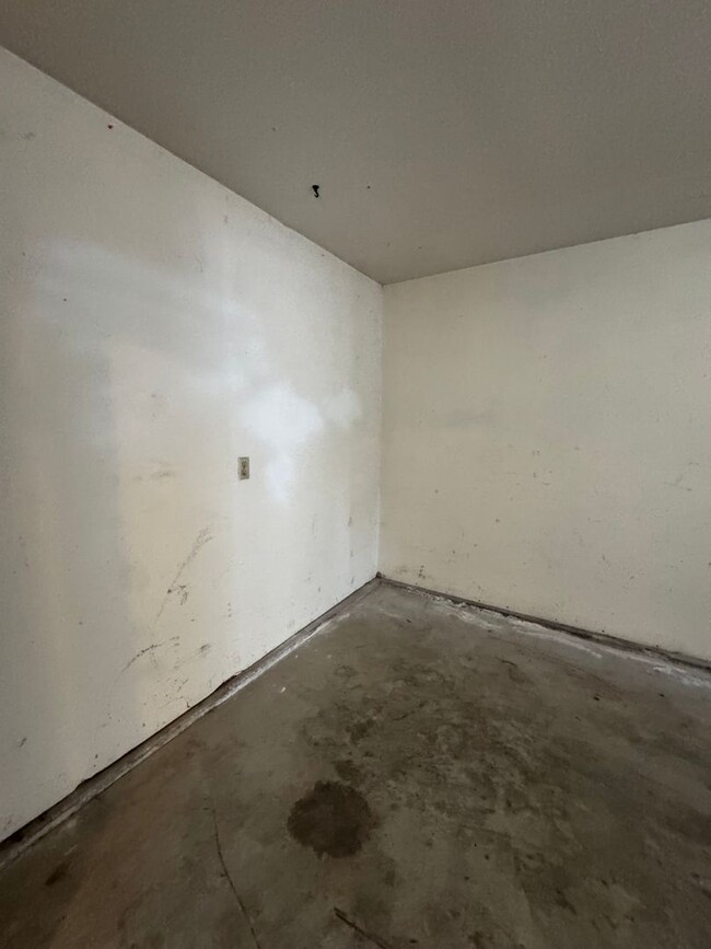 Building Photo - 3230