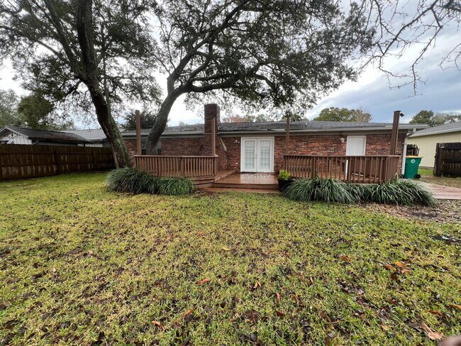 Building Photo - 723 Clark Dr