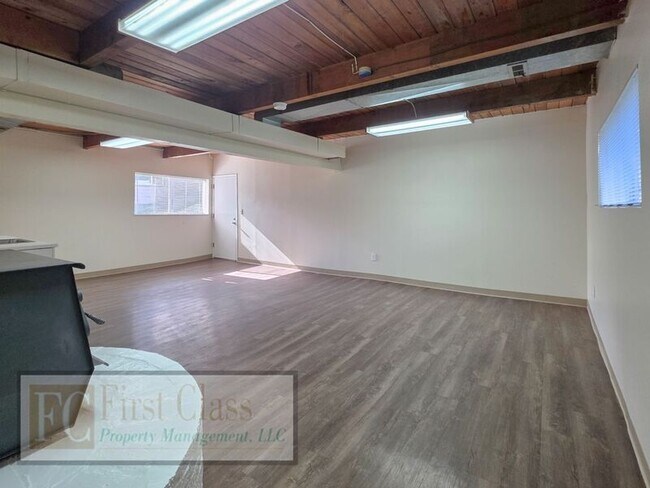 Building Photo - 298 SW Wallula Ave