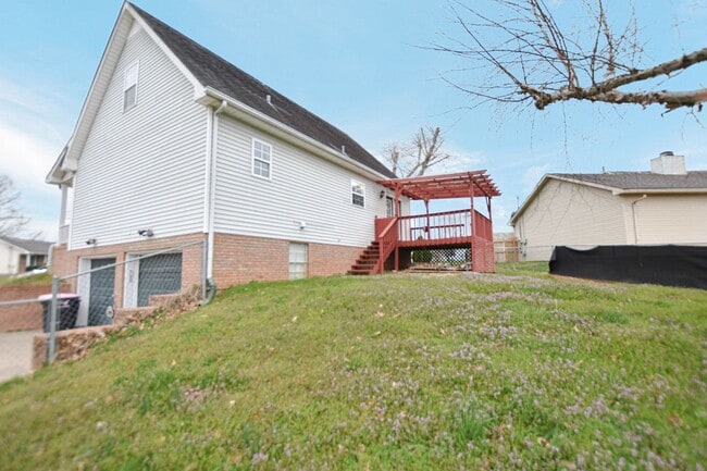 Building Photo - Pet Friendly Three Bedroom with Basement!