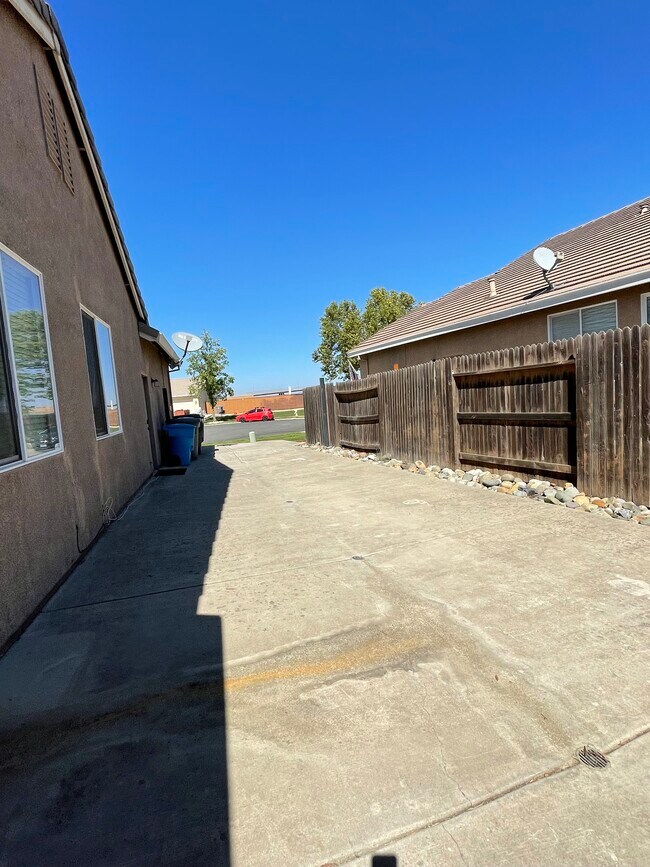 Building Photo - 1370 Oregon Creek Way