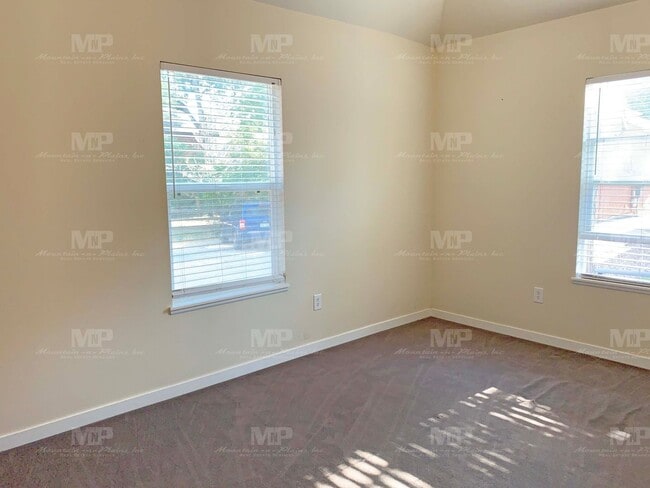 Building Photo - House on Howes!