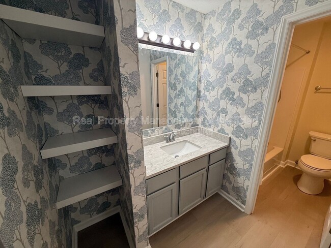 Building Photo - 201 Oakwood Ct