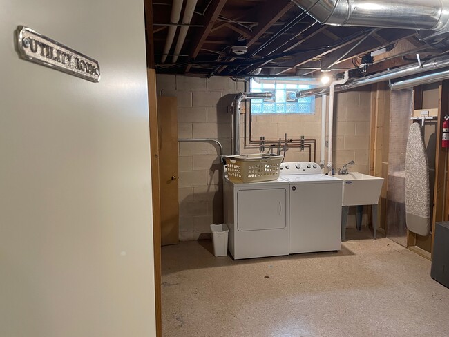 Building Photo - 506 N 91st St