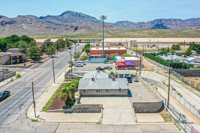 Building Photo - Beautiful 2 bed - 1 baths apartment  part of a TRIPLEX