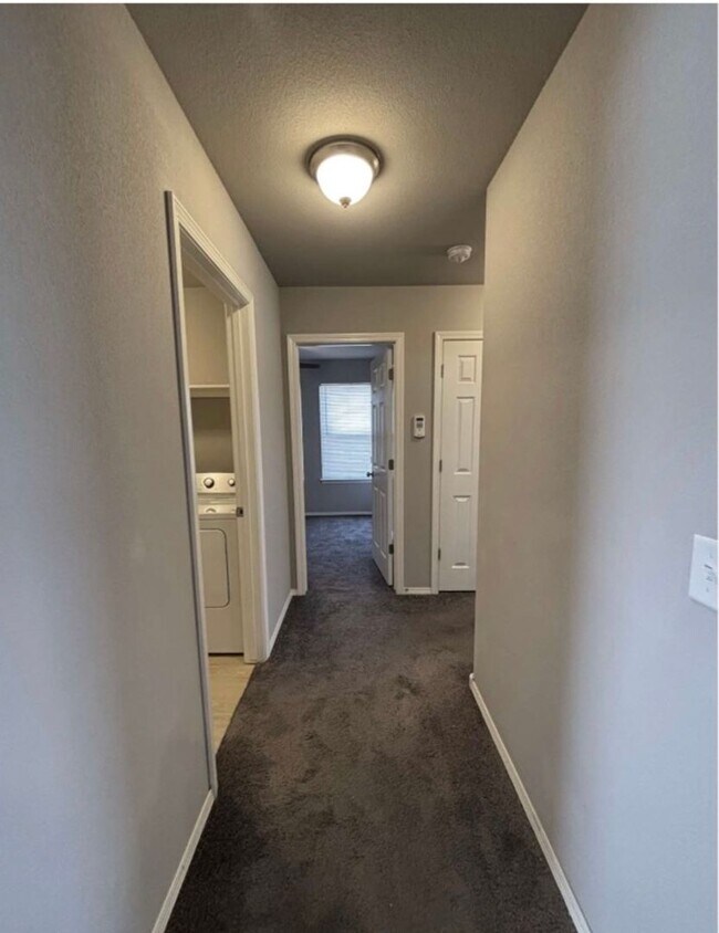 Building Photo - 3/2 in Hickory Creek!