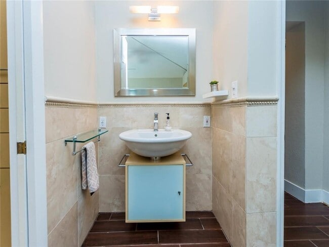 Building Photo - 2319 NE 16th Ave