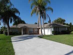 Building Photo - 2774 SE Bishop Ave