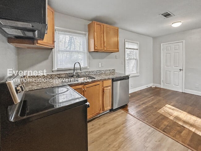 Building Photo - 3 Bed, 2 Bath Home with Carport / Pet-Friendly / Coming Soon!