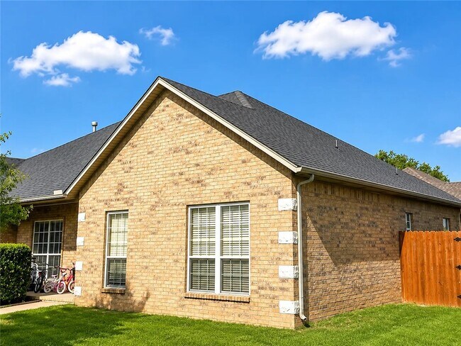 Building Photo - 3803 SW Huckleberry St