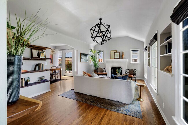 Building Photo - Charming Spanish-Style Gem in Coveted Tolu...
