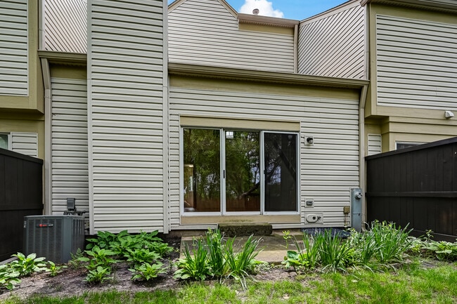 Building Photo - 30 Peach tree Ln