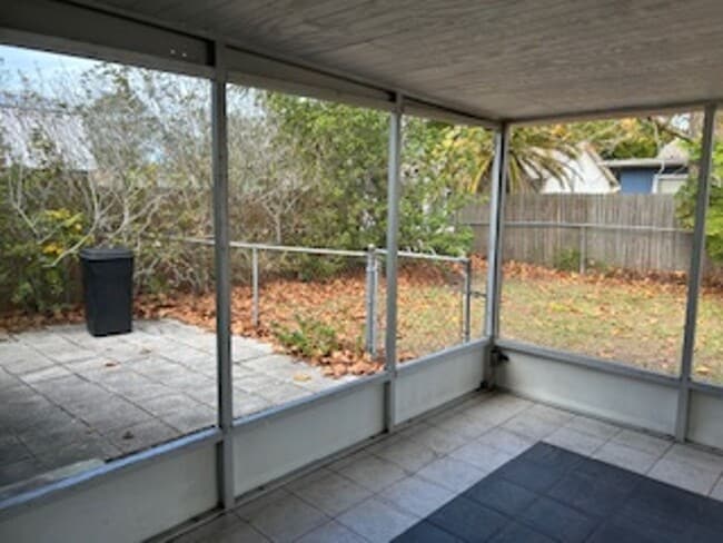 Building Photo - Beautiful 2/2 Available now!