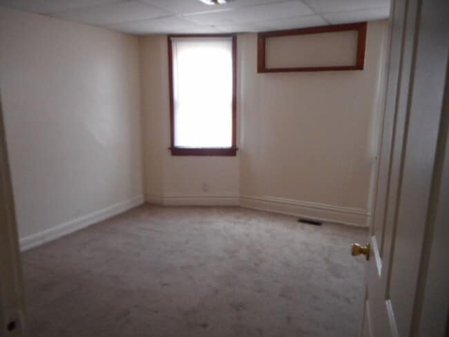 Building Photo - 2 BR Apartment Near University of Saint Fr...