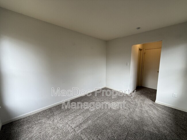 Building Photo - 227 Bend Farm Rd