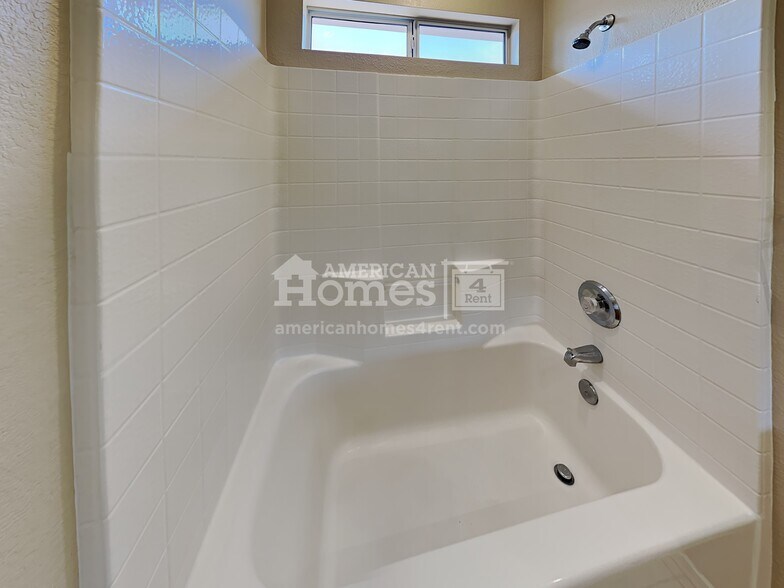 Building Photo - 9050 E Glenmont Dr