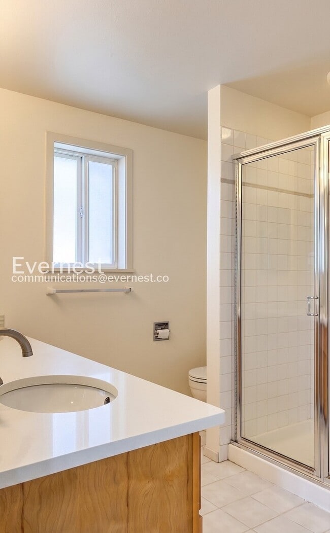 Building Photo - 3 Bed, 2 Bath Home with Garage / Vouchers Accepted / Available Soon!