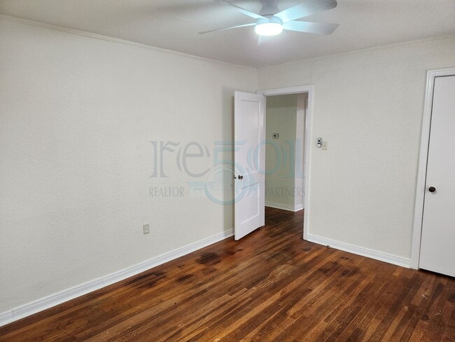 Building Photo - N Elm Duplex (200-202)