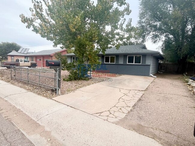 Building Photo - 425 Rosewood Dr