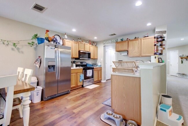 Building Photo - 450 Carriage Way
