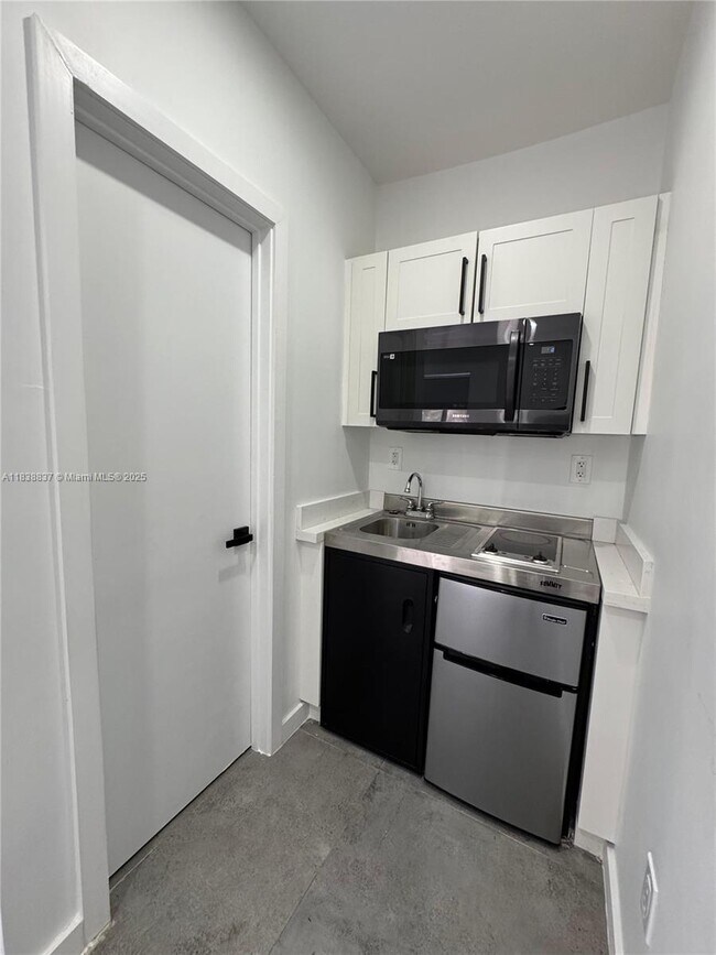 Building Photo - 5541 NW Miami Ct