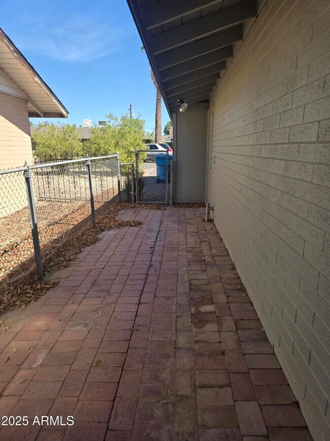Building Photo - 3731 W Fleetwood Ln