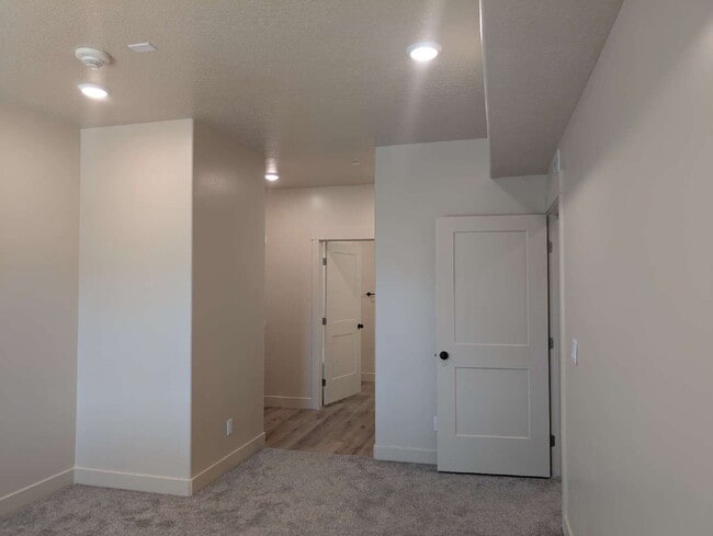 Building Photo - Quality 3 Bedroom 2 Bath