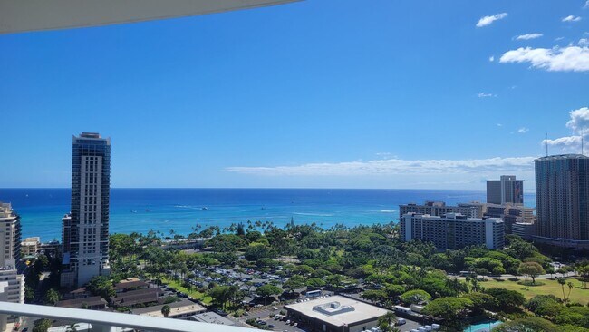 Building Photo - Highly Desirable STUDIO/1-Bath unit Long-T...