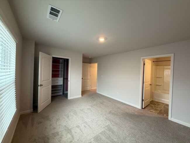 Building Photo - Beautiful and Spacious 5BR 4.5BA Home w/ Full Appliance Kitchen • Garage in Fairburn