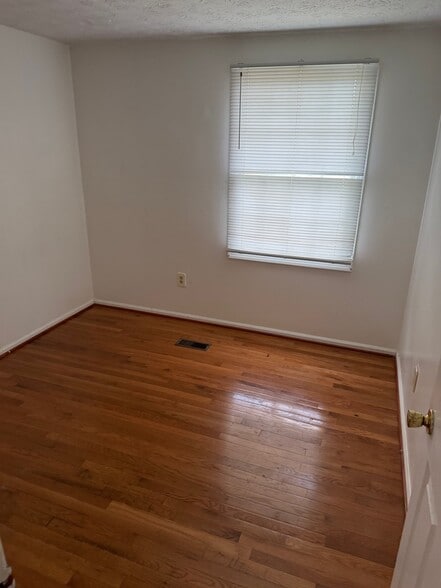 Building Photo - 1 Leatherwood Ct