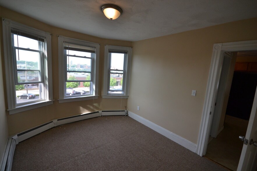 Building Photo - 19 Spruce St