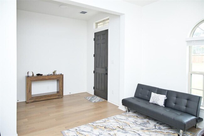 Building Photo - 1209 Cole Ests Dr