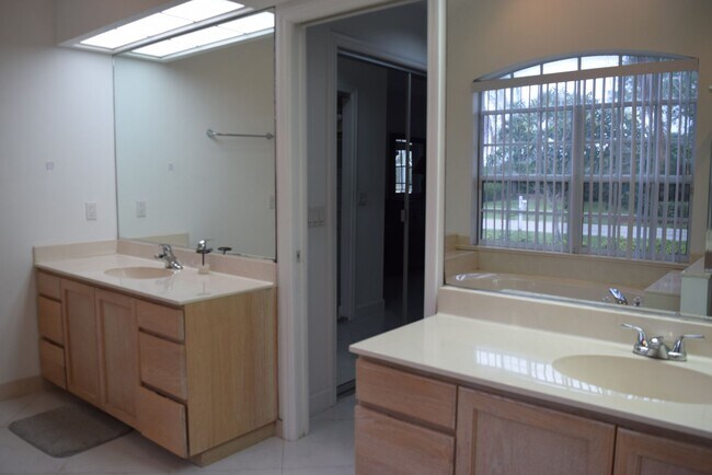 Building Photo - Fully furnished 3 bedroom 3 Bath POOL home in Sandpiper Bay