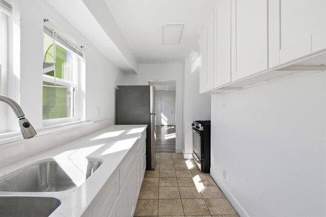 Building Photo - 350 E 60th St