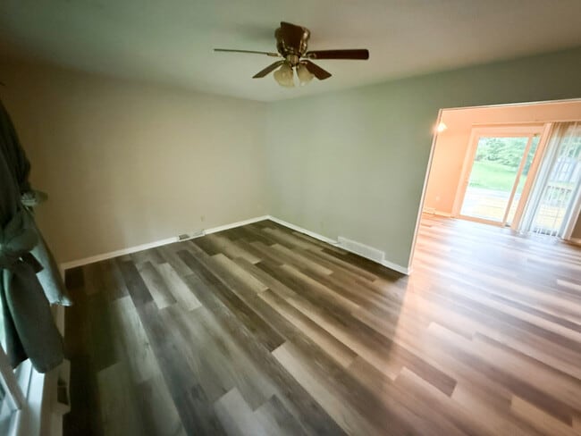 Building Photo - Charming 3-Bed 1.5 Bath Raised Ranch with ...