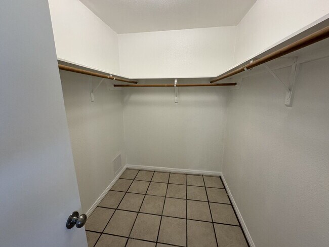 Building Photo - 2-Bed 2-Bath 1-Car Garage easy access to W...